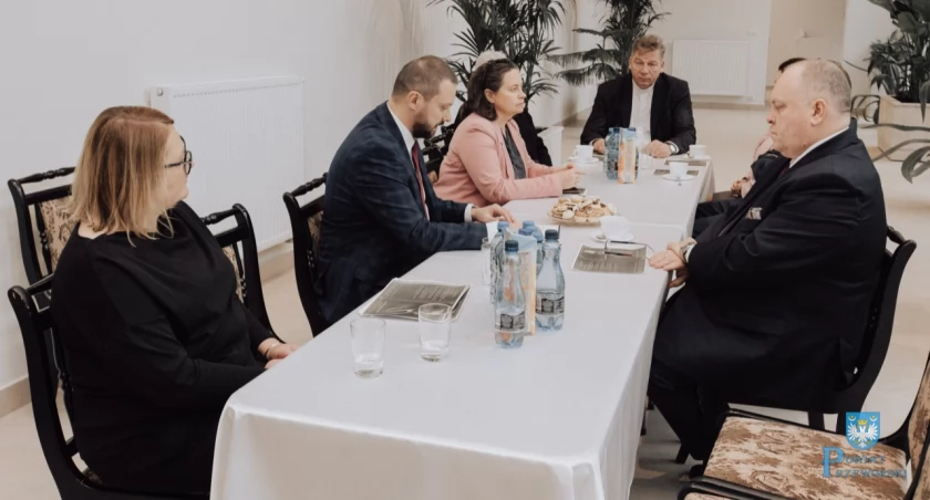 Spotkanie komitetu honorowego sprowadzenia szczątków Andrzeja Lubomirskiego nad Mleczkę i uroczystości pogrzebowych. Fot. Starostwo Powiatowe Przeworsk