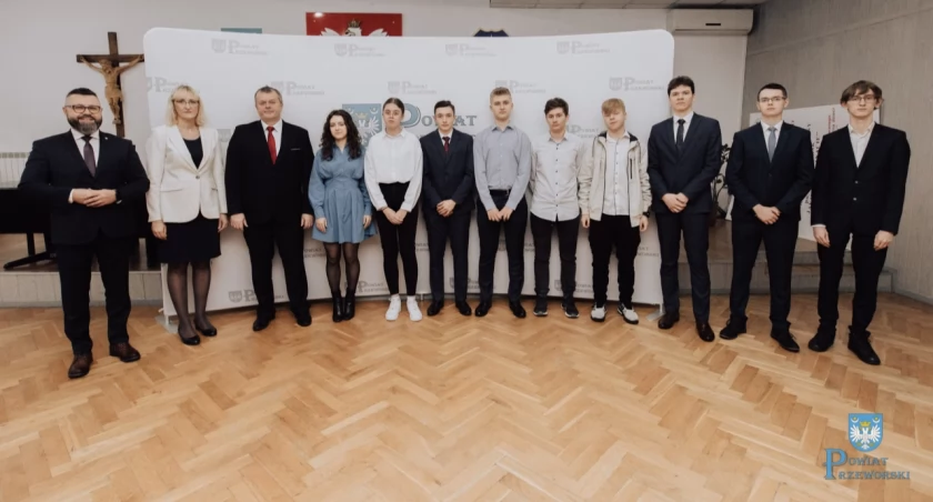 Część stypendystów starosty przeworskiego. Fot. Starostwo Powiatowe Przeworsk