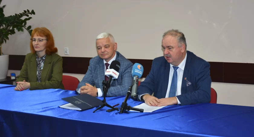Wicemarszałek Piotr Pilch podpisał umowy z gospodarzami dwóch podkarpackich gmin, n.in. Andrzejem Hukiem reprezentującym gminę Przemyśl.