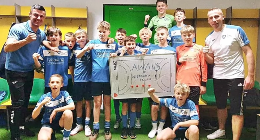 Przemyska ekipa tuż po wywalczeniu awansu do mistrzostw Polski U-13 w futsalu. Fot. UKS SMS Przemyśl