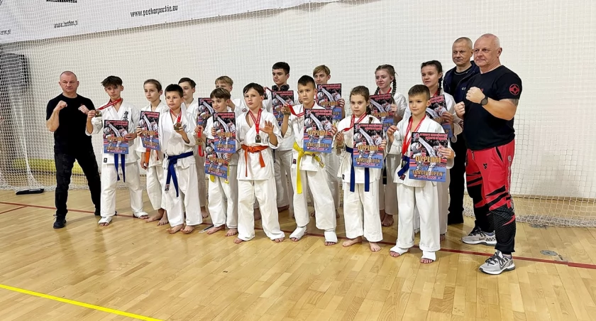 14-osobowa ekipa młodych przemyskich karateków zdobyła podczas turnieju w Łańcucie aż 12 medali. Fot. zbiory własne