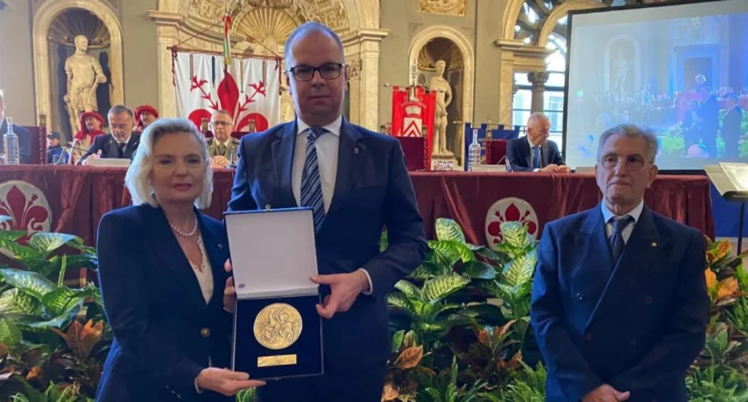 Prezydent Przemyśla W. Bakun z Tarczą Świętego Marcina. Obok ambasador RP we Włoszech Anna Maria Anders./ FOT. UM Przemyśl