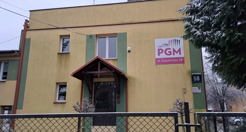 Agencja płatnicza, która do niedawna prowadziła punkt kasowy w siedzibie PGM, nie zdecydowała się na dalsze utrzymywanie go. W pozostałych lokatorzy zmuszeni są płacić prowizję. Jak tłumaczy PGM, to efekt zmiany warunków administrowania zasobem lokalowym gminy miejskiej Przemyśl. / ZDJĘCIA: U. Gielo