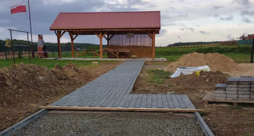 W ubiegłych latach na terenie po byłej szkole podstawowej postawiono altanę z grillem i plac zabaw. W tym roku powstało nowe boisko sportowe, pojawiły się ławki, a przejście utwardzono kostką brukową./ Zdjęcia UMiG Narol