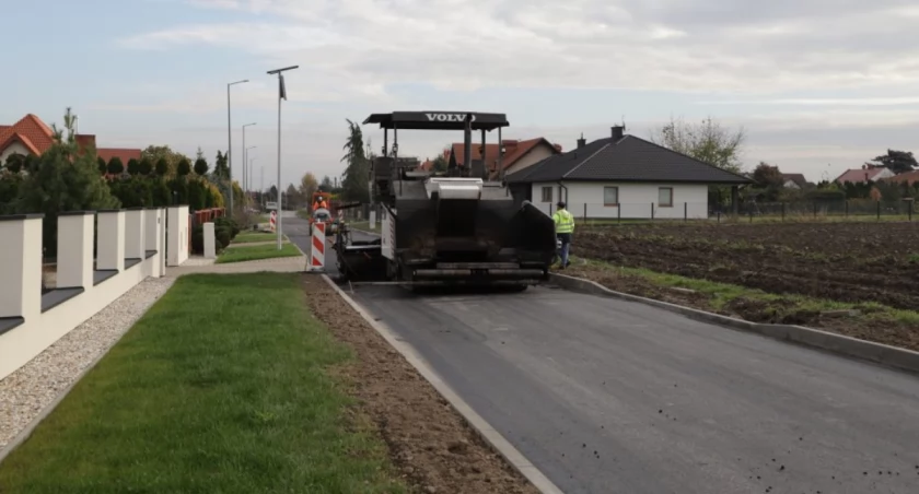 Mieszkańcy osiedla mogą się już cieszyć z wyrównanych przez ekipy remontowo-budowlane nawierzchni asfaltowych, krawężników i zjazdów./ FOT. UM Przeworsk