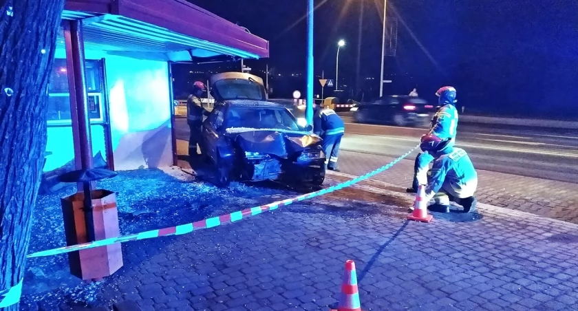 Po zdarzeniu pojazd został wyciągnięty przez przemyskich strażaków z wnętrza wiaty przystankowej. Fot. Mariusz Godos