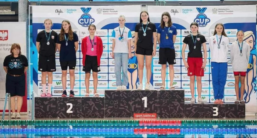 Julia Majcher (druga z prawej) znakomicie zaprezentowała się w lubelskim basenie.