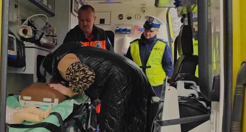 19 listopada kierowcy, zatrzymani przez przemyskich policjantów podczas rutynowej kontroli, brali udziału w instruktażu udzielania pierwszej pomocy. Jak wypadli w tym teście?/ Zdjęcia WSPR Przemyśl