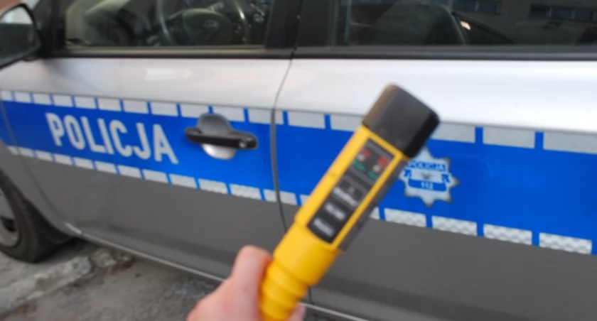 Kierowca poruszał się bardzo wolno, a gdy zobaczył radiowóz wjechał na parking. Jak się okazało, jego stan trzeźwości pozostawiał wiele do życzenia. FOT. archiwum KPP Lubaczów