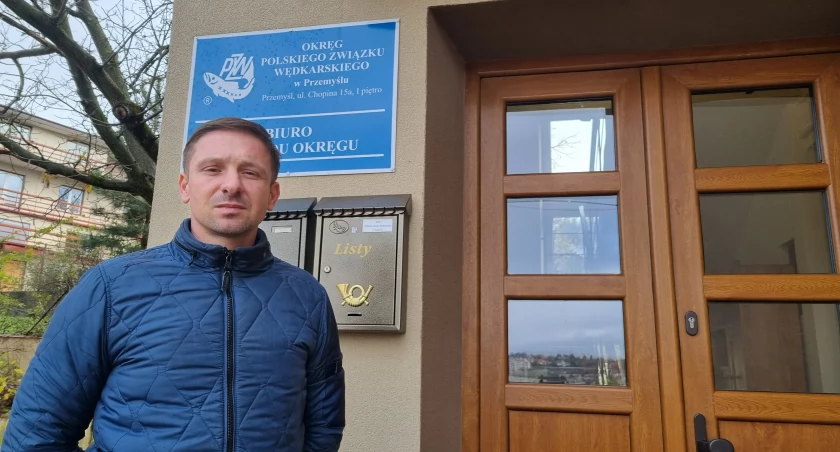 –- Ceny na rynku materiału zarybieniowego wzrosły średnio o minimum 20 procent. Chcąc zarybiać na podobnym poziomie, jak w latach ubiegłych, musieliśmy wydać dużo więcej pieniędzy. Stąd podwyżki. – informuje Piotr Kubas, ichtiolog, dyrektor Okręgowego Związku Wędkarskiego odział w Przemyślu.. Foto: AW
