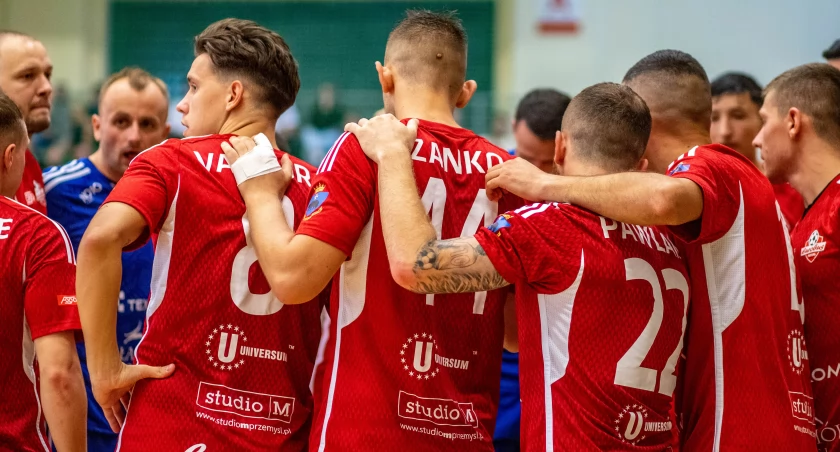 Przemyślanie przegrali bardzo wązny dla siebie mecz. Niebawem będzie przerwa świąteczno-noworoczna i muszą zrobić wszystko, aby stanąć na nogi i skutecznie się bić o ekstraklasowy byt. Fot. Grzegorz Gajdzik