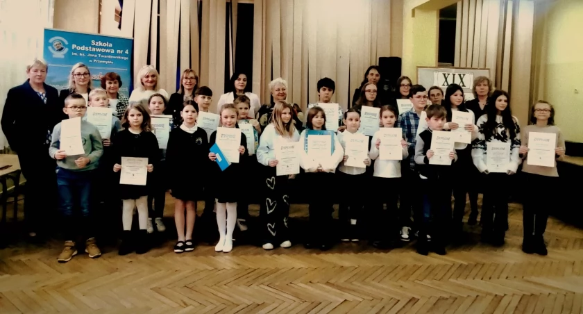 Nagrodzeni i wyróżnieni uczniowie z organizatorami konkursu. Fot. zbiory własne