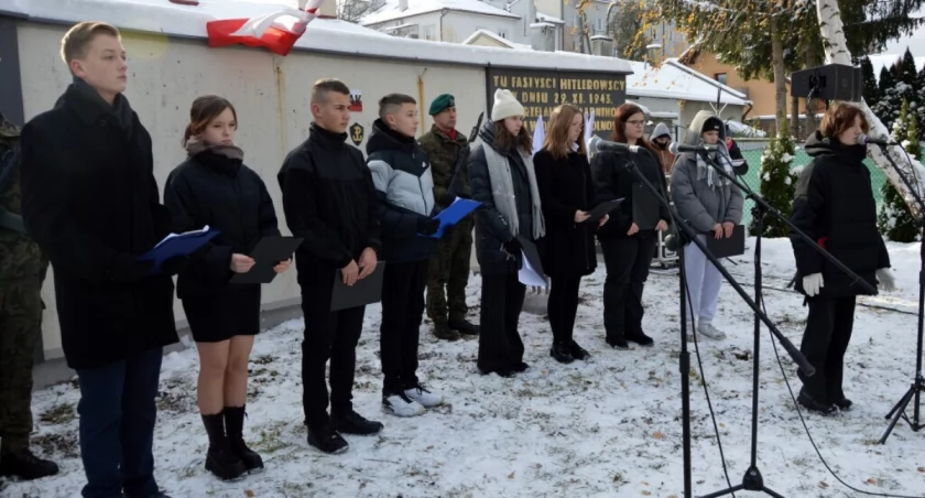 Przygotowani przez nauczycieli „piętnastki” – Monikę Góruk, Marcina Dumę i Łukasza Cebeńkę uczniowie tej placówki przedstawili program słowno-muzyczny. Fot. UM Przemyśl