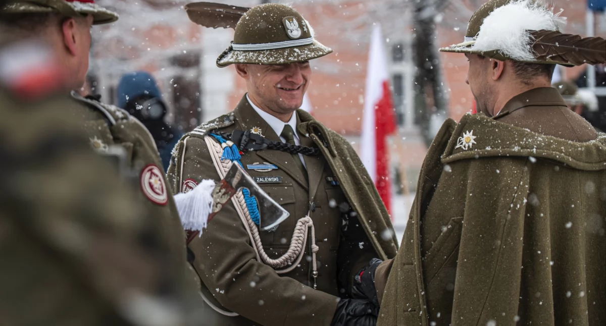 28 listopada br., podczas uroczystości na placu apelowym w jednostce przy ul. 29 Listopada, płk M. Zalewski przekazał obowiązki swojemu tymczasowemu zastępcy. Sam przeniósł się do Rzeszowa, zostając zastępcą dowódcy 21 BSP. Fot. 5 bsp Przemyśl