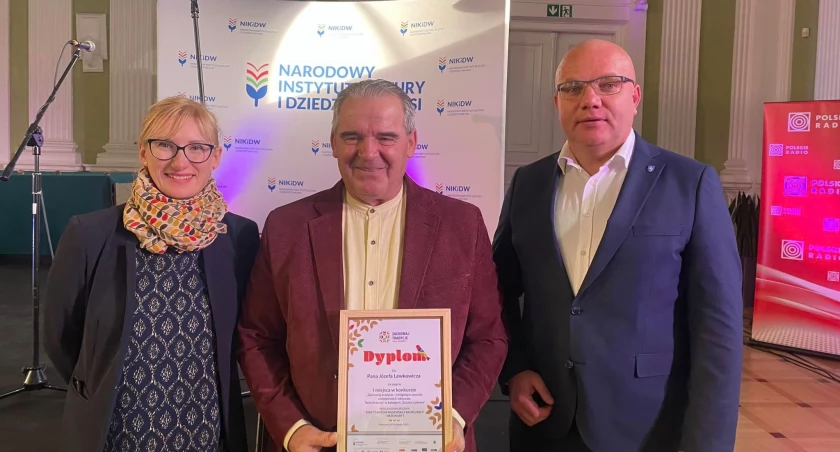 W uroczystości wręczenia nagrody dla artysty z Nowego Sioła uczestniczył też burmistrz Narola Grzegorz Dominik (z prawej). To właśnie Gminny Ośrodek Kultury w Narolu zgłosił rzeźbiarza i popularyzatora sztuki ludowej na ziemi lubaczowskiej do udziału w konkursie./ FOT. FB G. Dominik