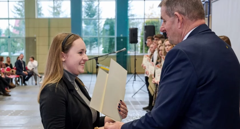 Podczas wydarzenia wyróżniono uczniów, którzy swoją ciężką pracą zasłużyli sobie na stypendia z Programu Stypendialnego Fundacji Świętego Mikołaja./ Zdjęcia ZS w Lubaczowie im. gen. J. Kustronia