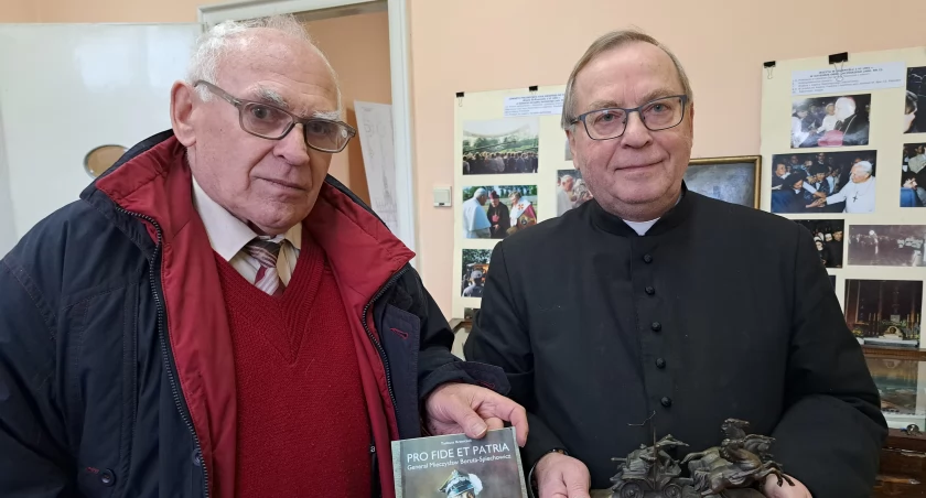 Parafianin Józef Rybczyński – autor wystawy w starej plebani kościoła pw. św. Józefa w Przemyślu (salezjanie) oraz koordynujący przedsięwzięcie ks. Jacek Ryłko – prywatnie pasjonat filatelistyki./ Zdjęcia: U. Gielo