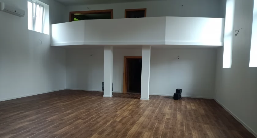 Remiza w Drohobyczce z roku na rok staje się coraz bardziej komfortowa. Właśnie zakończono w nim kolejny etap prac, obejmujący m.in. prace remontowe w sali i części komunikacyjnej budynku. Jest nie do poznania./ FOT. UMiG Dubiecko