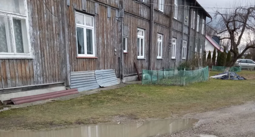Budynki przy ul. Rudawskiego przeznaczone zostały kiedyś na mieszkania pracowników Państwowego Ośrodka Maszynowego. Jednak ani działka, na której stoją, ani żadna z nieruchomości się w nich znajdująca nie stanowią własności gminy. Obiekt nie ma też statusu obiektów popegeerowskich./ FOT. ze zbiorów własnych