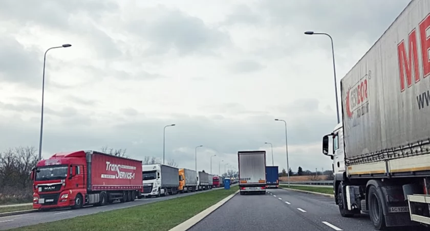 Zdaniem mieszkańców Medyki, pokonujących trasę z Przemyśla do swojej miejscowości, fakt, że nie działa na niej oświetlenie drogowe – w sytuacji obecnych kolejek tirów do granicy – po zmroku stwarza ryzyko potrącenia./ FOT. M. Godos