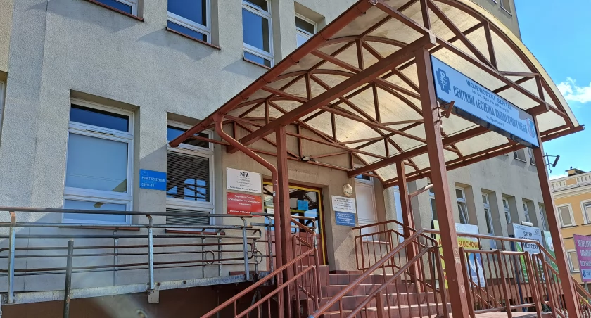 Wraz ze wzrostem liczby zachorowań w przychodni Centrum Leczenia Ambulatoryjnego nr 2 przy ul. Sportowej wydłużył się czas oczekiwania na wizytę u lekarza i posypały się skargi od rozżalonych pacjentów. Aby doraźnie zaradzić problemowi, do poradni POZ szpital skierował lekarza z oddziału szpitalnego./ FOT. U. Gielo