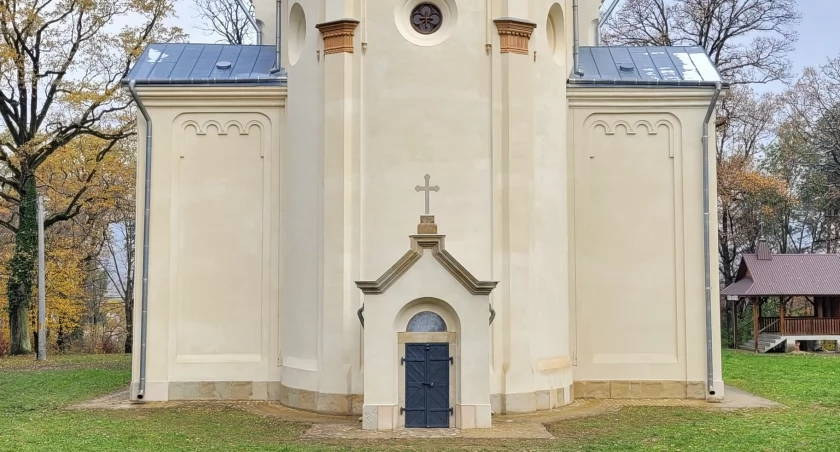 Kościół pw. Świętej Trójcy w Kosienicach, zwany potocznie „kościołem w lesie”, odzyskał dawny blask. To perła neoromańskiej architektury sakralnej drugiej połowy XIX w. Zdaniem fachowców, jest jedną z najlepszych artystycznie realizacji tego typu na Podkarpaciu, będącąa przykładem świątyni zaprojektowanej przez znanego architekta Adolfa Kuhna. Fot. T. Błoński; PWUOZ Przemyśl