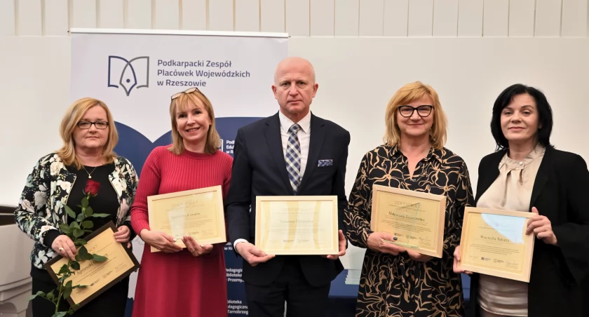 W gronie wyróżnionych znaleźli się dyrektorzy trzech przemyskich szkół: Agnieszka Kowaliw (Szkoła Podstawowa nr 4), Małgorzata Kozaczenko (Szkoła Podstawowa nr 14) oraz Tomasz Dziumak (I Liceum Ogólnokształcące w Przemyślu). Z kolei naczelnik Wydziału Edukacji i Sportu UM w Przemyślu Renata Kochanowicz-Chalicka odebrała w imieniu prezydenta miasta Wojciecha Bakuna Podkarpacki Certyfikat Edukacyjny./ FOT. PZPW