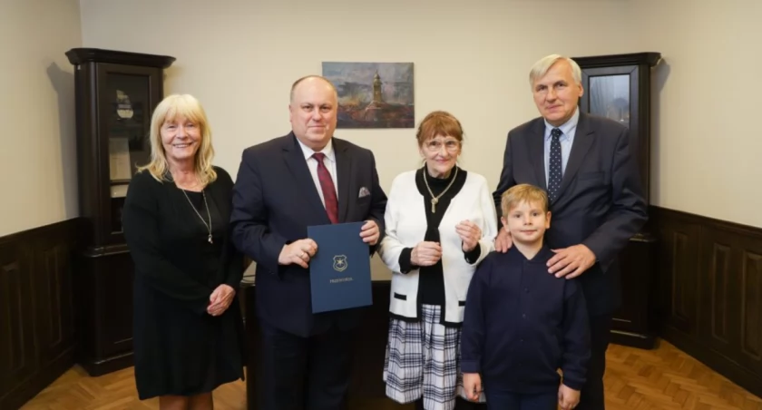 Bliscy uznanego pianisty i kompozytora Jerzego Gaczka złożyli wizytę w przeworskim ratuszu, by przekazać na ręce miejscowych władz kompozycje i dokumenty ilustrujące jego artystyczny dorobek. Wszystko po to, by Przeworsk nie zapomniał o swoim krajanie.