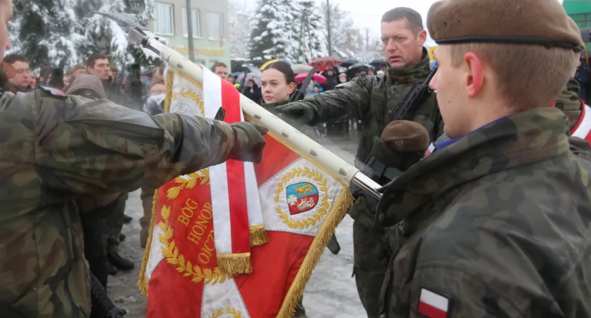 Na placu przed Urzędem Gminy w Stubnie Słowa roty wypowiedziało 44 rekrutów z powiatów: przemyskiego, jarosławskiego i lubaczowskiego oraz z miasta Przemyśla. Fot. 20. PBOT
