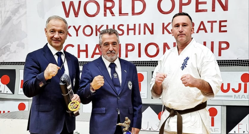 Radosław Bakalus (z prawej) zajął 4. miejsce  w kategorii open powyżej 40 lat w mistrzostwach świata w hiszpańskiej Lorce. Podczas tej imprezy trener Przemyskiego Klubu Karate Kyokushin Ryszard Makara (z lewej) odebrał z rąk prezydenta międzynarodowej organizacji World Kyokushin Budokai Kancho Pedro Roiza (8 dan; w środku) 5 dan i tytuł shihana. Gratulujemy! Fot. zbiory własne