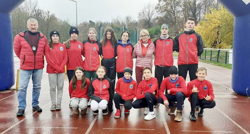 Ekipa UKS „Tempo 5” Przemyśl zdobyła w Stalowej Woli pięć przełajowych medali. Fot. zbiory własne