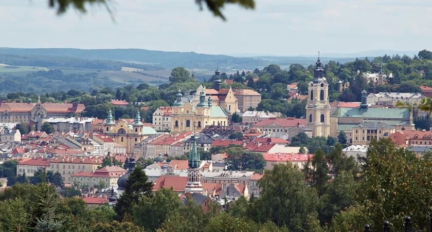 W zestawieniu za lata 2017 – 2019 Przemyśl był na szarym końcu, bo na 45. miejscu. W tym za lata 2020 – 2022 zanotował niewielki, ale jednak awans. Sklasyfikowany został na 38. miejscu z nadwyżką wynoszącą 107,11 zł w przeliczeniu na mieszkańca. Fot. Mariusz Godos