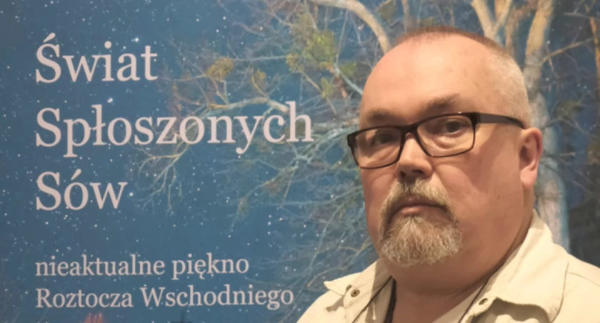 Marek Trzeciak. Rocznik 1971. Lekarz, wieloletni pracownik Uniwersytetu Medycznego w Łodzi. Obecnie mieszka w Horyńcu- Zdroju, gdzie pracuje w Uzdrowisku Horyniec sp. z o.o. Fotograf przyrody. Przez ponad 20 lat w Łodzi kierował „Galerią Zarzewską”. Swoje prace prezentował na kilkudziesięciu wystawach indywidualnych i zbiorowych w kraju i za granicą. Jest wieloletnim współpracownikiem Wytwórni Filmów Oświatowych w Łodzi, pomysłodawcą i organizatorem wystawy głównej kolejnych edycji Międzynarodow