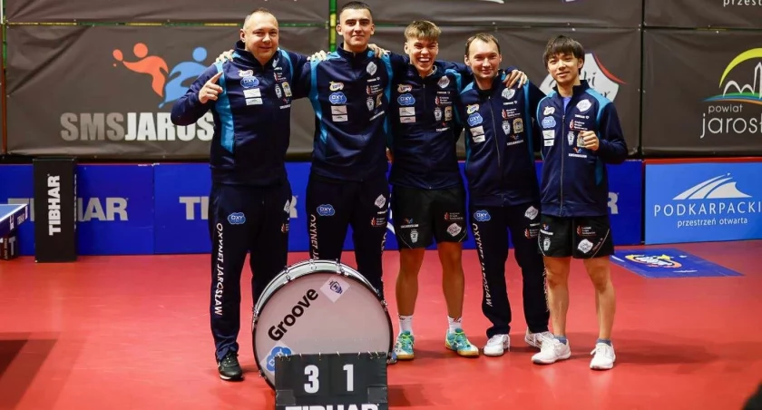 Oxynet Jarosław tuż po wygranej za trzy punkty z Dojlidami Białystok. Od lewej: menadżer Kamil Dziukiewicz, Szymon Brud, Alan Kulczycki, Jaroslaw Żmudenko i Yuto Kizukuri. Fot. zbiory własne