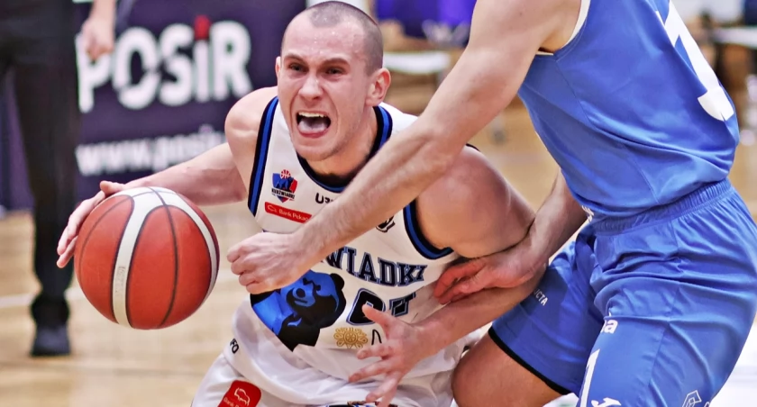 Kacper Majka (z piłką) rozegrał bardzo dobre zawody. Fot. Grzegorz Gajdzik