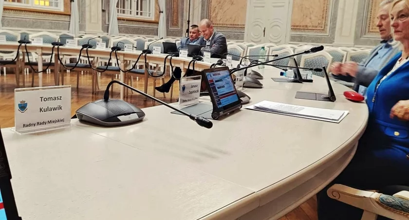 Stanowisko przedstawił radny M. Kamiński. Ale odczytywał je w zasadzie sobie a muzom, kierując słowa do pustej sali, bo większość radnych tzw. koalicyjnych opuściła ją po pierwszej sesji nadzwyczajnej. Fot. zbiory własne