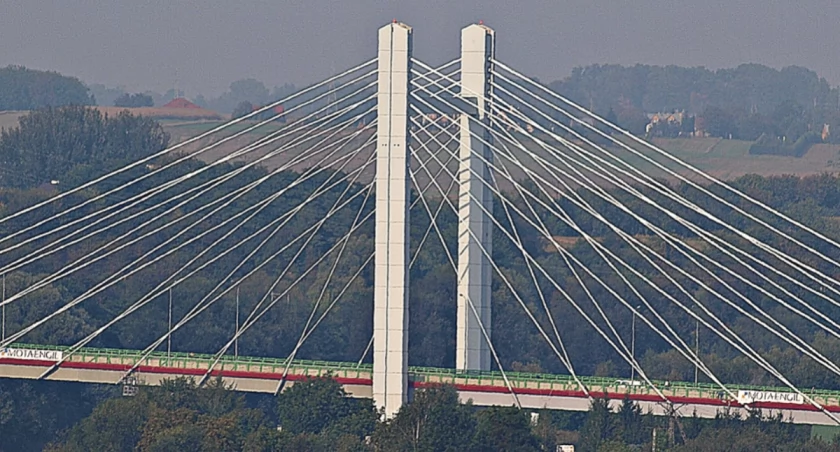 Most „Brama Przemyska”, będący częścią wschodniej obwodnicy Przemyśla o długości ok. 4 km. Koszt budowy obwodnicy wraz z mostem wyniósł 220 mln zł. Inwestycja współfinansowana była z budżetu miasta za czasów prezydenta Roberta Chomy i ze środków unijnych, z programu „Rozwój Polski Wschodniej” (187 mln zł). Fot. Mariusz Godos