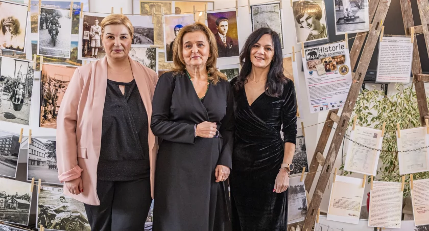 Od lewej zastępca dyrektora SOSW nr 3 Renata Pawliszak, kierownik Oddziału Podkarpackiego Kuratorium Oświaty w Przemyślu Bernadetta Jasińska oraz dyrektor Beata Kozdra na tle wystawy starych fotografii ze zbiorów mieszkańców Przemyśla. Pamięć o nich została zachowana dzięki realizowanemu w placówce projektowi „Historie niezapomniane”.