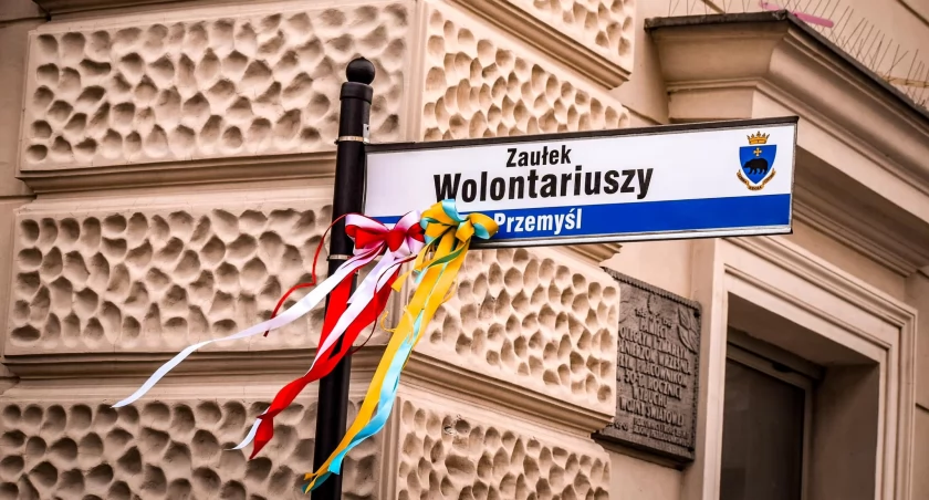Po wielu miesiącach wreszcie udało się odsłonić tabliczkę z napisem „Zaułek Wolontariuszy”./   1 - Через багато місяців нам нарешті вдалося відкрити табличку з написом 