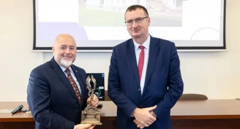 Wydarzeniu towarzyszyło uroczyste wręczenie statuetek dla przedstawicieli władz państwowych i lokalnych, w podziękowaniu za wsparcie i zaangażowanie w rozwój uczelni./ Zdjęcia: PANS Jarosław