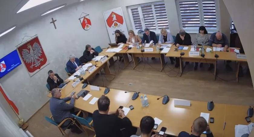 Podjęte na sesji nadzwyczajnej uchwały oznaczają m.in. utrzymanie dotychczasowych cen za odbiór odpadów i oszczędności dla rolników, wynikających ze stawek podatku rolnego./ FOT. kadr z sesji
