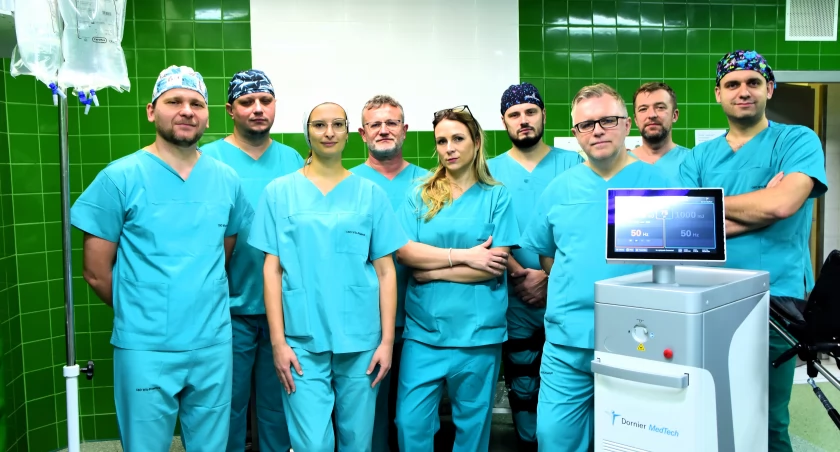 Przemyscy lekarze pod okiem urologa Adriana Abramczyka (pierwszy z prawej) mieli okazję przetestować tzw. laser holmowy wysokiej mocy. FOT. WSzwP