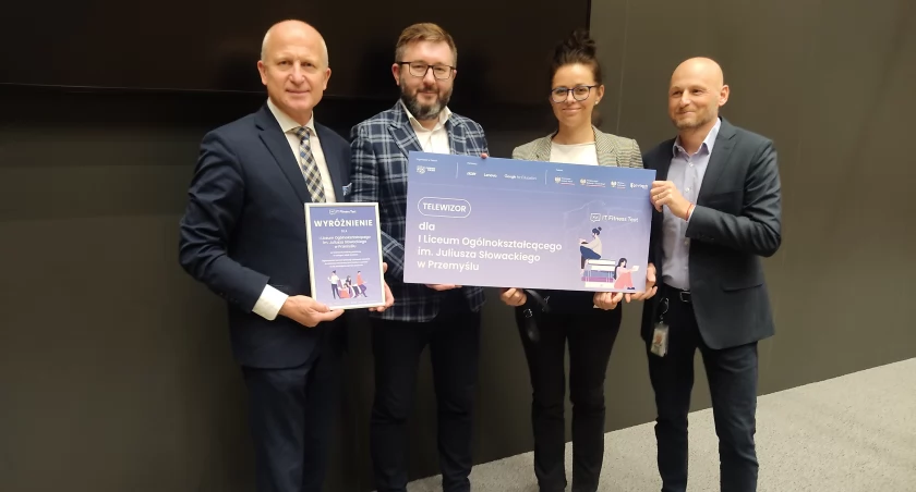 Na zdjęciu dyrektor I LO w Przemyślu im. J. Słowackiego Tomasz Dziumak (pierwszy z lewej), przedstawiciele Gov Tech oraz dyrektor Google odpowiedzialny za projekty edukacyjne na Europę Środkowo-Wschodnią Paweł Czerwony (pierwszy z prawej)./ FOT. ZW