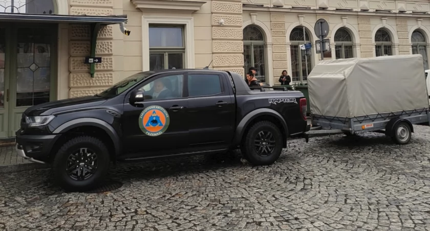 Ford ranger raptor to kawał auta. Jego urokowi i mocy niewielu się może oprzeć. W pierwotnym zamyśle miał służyć tylko i wyłącznie zarządzaniu kryzysowemu. Potem miał zostać przekazany OSP... Fot. UM Przemyśl