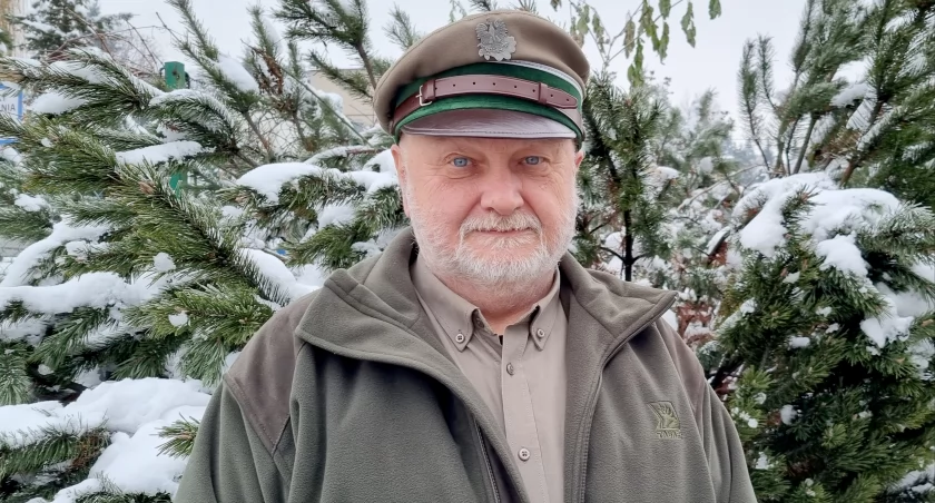 – W tym okresie niedźwiedzie mogą być rozdrażnione. Dawniej o tej porze już przebywały w gawrach. Zimy przychodzą coraz później. Jeszcze na początku grudnia tego roku było stosunkowo ciepło, więc niedźwiedzie z jednej strony szykują się do snu, z drugiej nadal szukają pokarmu, skoro nie ma grubej pokrywy śniegu – informuje nadleśniczy Nadleśnictwa Krasiczyn Przemysław Włodek./Foto: Artur Wilgucki