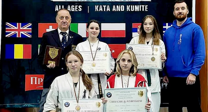 Ekipa Przemyskiego Klubu Sportowego IFK „Saiha” na Mistrzostwach Europy Wschodniej w karate kyokushin w Sofii. Druga z lewej w górnym rzędzie Iga Wikarska, obok Emilia Czechowicz. Klęczy z lewej Kamila Litwin, obok Nadia Słoniowska. Fot. zbiory własne