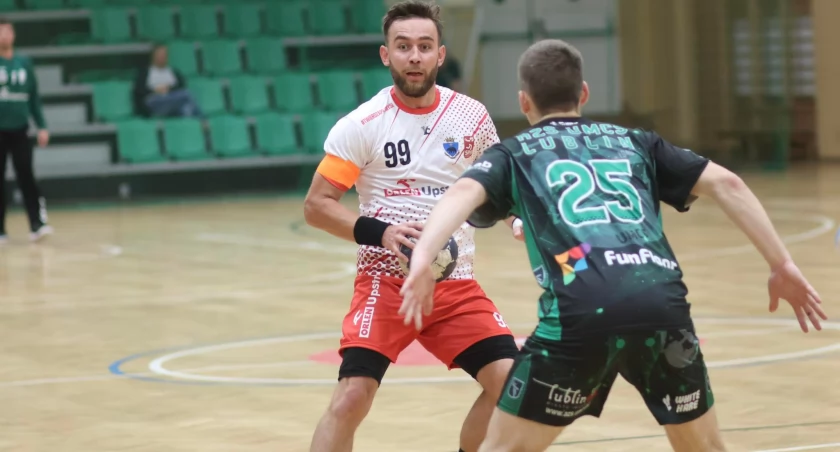 Kapitan przemyślan Tomasz Kulka (nr 99) rzucił młodym kielczanom 12 bramek. Fot. Grzegorz Gajdzik