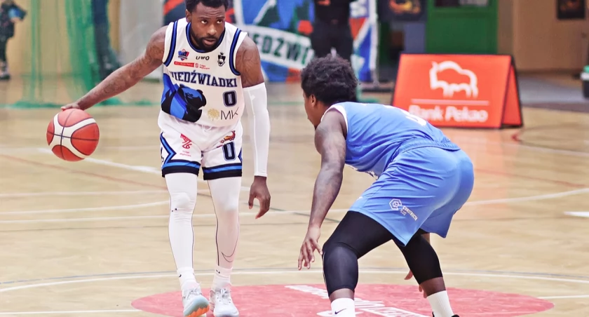 Cyfry Carrena Wilsona jr (z piłką) we Wrocławiu są imponujące. Eval - 44, punkty - 35, asysty - 8. Skuteczność z gry - 81,3 procent. Kurtyna... Fot. Grzegorz Gajdzik