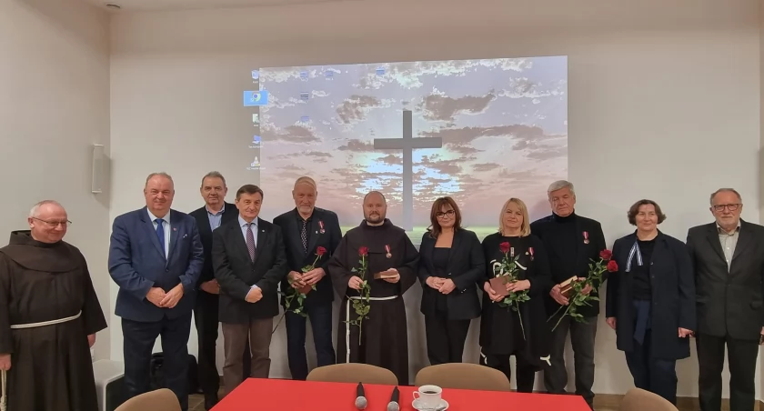 W klasztorze oo. Franciszkanów Reformatów w Przemyślu odbyła się uroczystość wręczenia pięciu osobom medali „Zasłużony Kulturze Gloria Artis” (czyli Chwała Sztuce). Na zdjęciu nagrodzeni i wręczający odznaczenia. Fot. zbiory własne