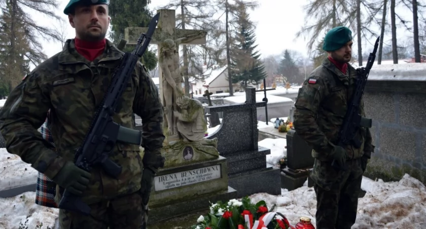 Władze miasta i powiatu uczciły pamięć ofiar walk polsko-ukraińskich i bitwy pod Niżankowicami w 1918 r. oraz ofiary stanu wojennego wprowadzonego 42 lata temu, 13 grudnia 1981 r. Na zdjęciu: przed grobem Ireny Benszówny. Fot. UM Przemyśl